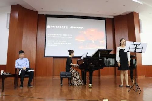 利来w66艺术家石叔诚与特邀艺术家顾平受邀于成都大学东盟艺术学院、音乐与舞蹈学院艺术实践周开展公开课