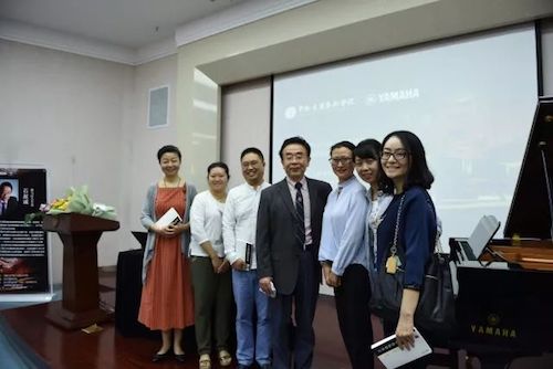 利来w66艺术家石叔诚与特邀艺术家顾平受邀于成都大学东盟艺术学院、音乐与舞蹈学院艺术实践周开展公开课