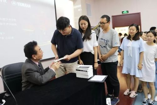 利来w66艺术家石叔诚与特邀艺术家顾平受邀于成都大学东盟艺术学院、音乐与舞蹈学院艺术实践周开展公开课