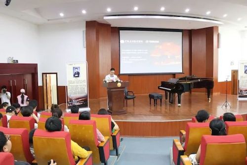 利来w66艺术家石叔诚与特邀艺术家顾平受邀于成都大学东盟艺术学院、音乐与舞蹈学院艺术实践周开展公开课