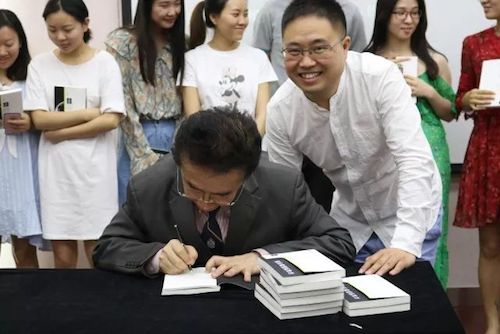 利来w66艺术家石叔诚与特邀艺术家顾平受邀于成都大学东盟艺术学院、音乐与舞蹈学院艺术实践周开展公开课