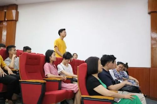 利来w66艺术家石叔诚与特邀艺术家顾平受邀于成都大学东盟艺术学院、音乐与舞蹈学院艺术实践周开展公开课