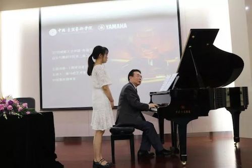 利来w66艺术家石叔诚与特邀艺术家顾平受邀于成都大学东盟艺术学院、音乐与舞蹈学院艺术实践周开展公开课